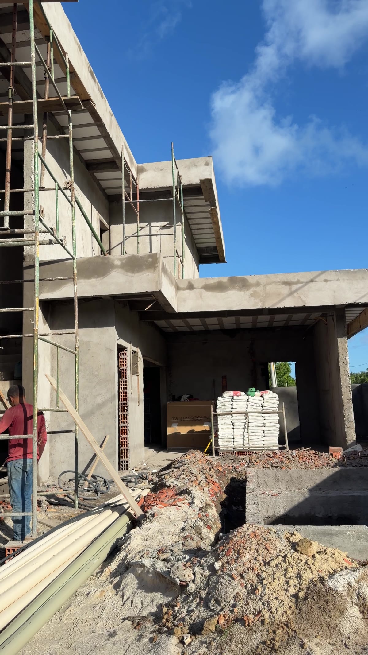 Casa de dois pavimentos com a estrutura de concreto pronta
