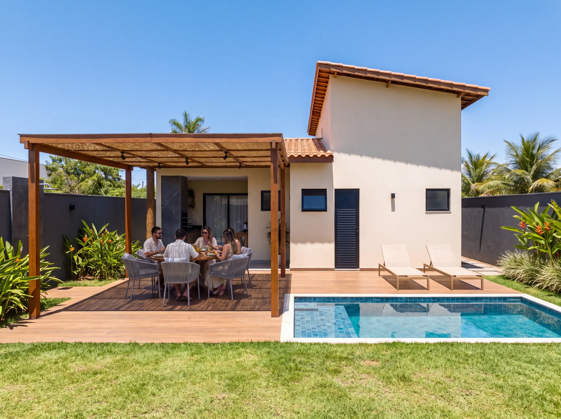 Almoço em família sob a pérgola, ao lado da piscina