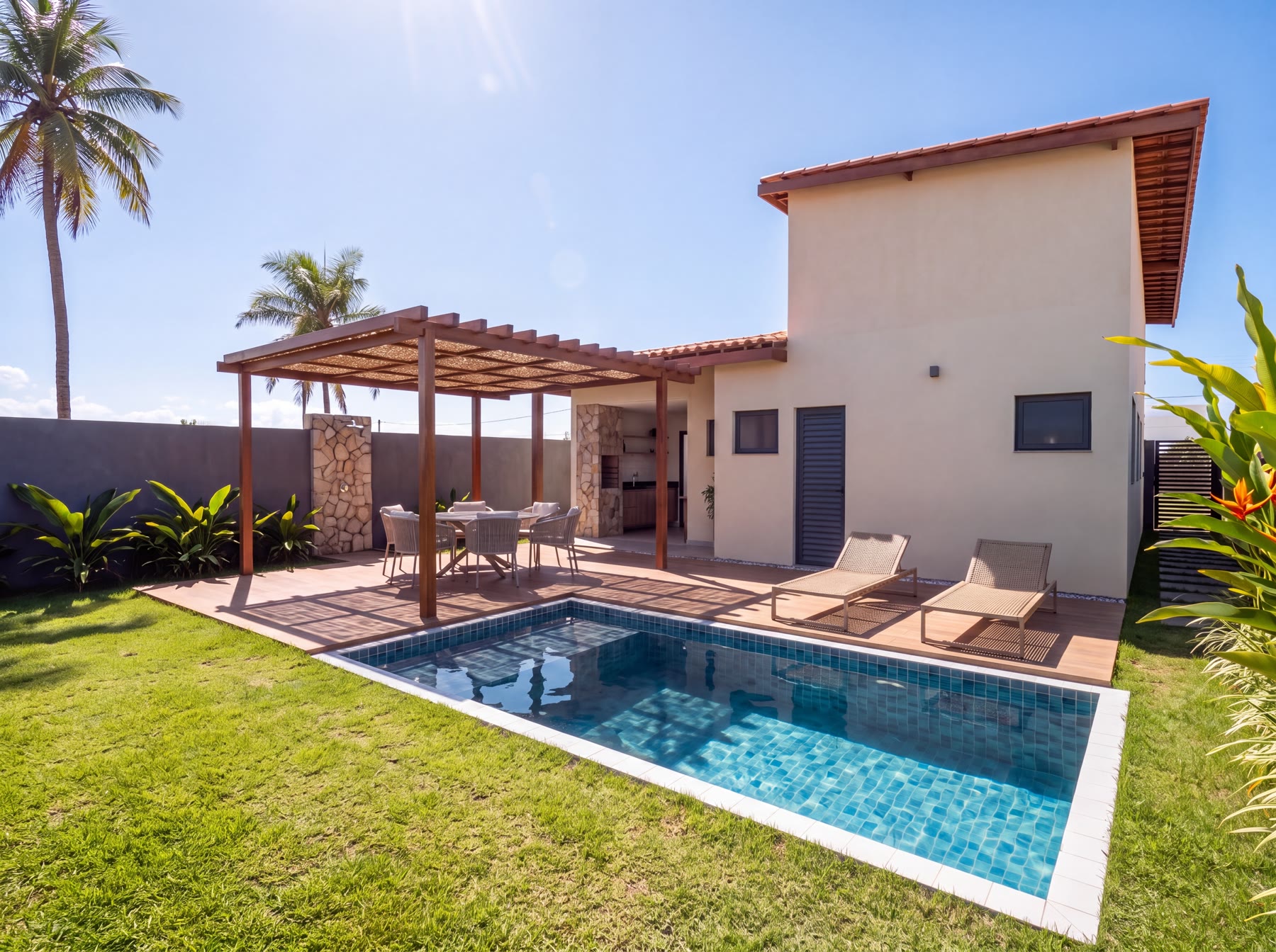 Casa com telhado colonial, pérgola e piscina