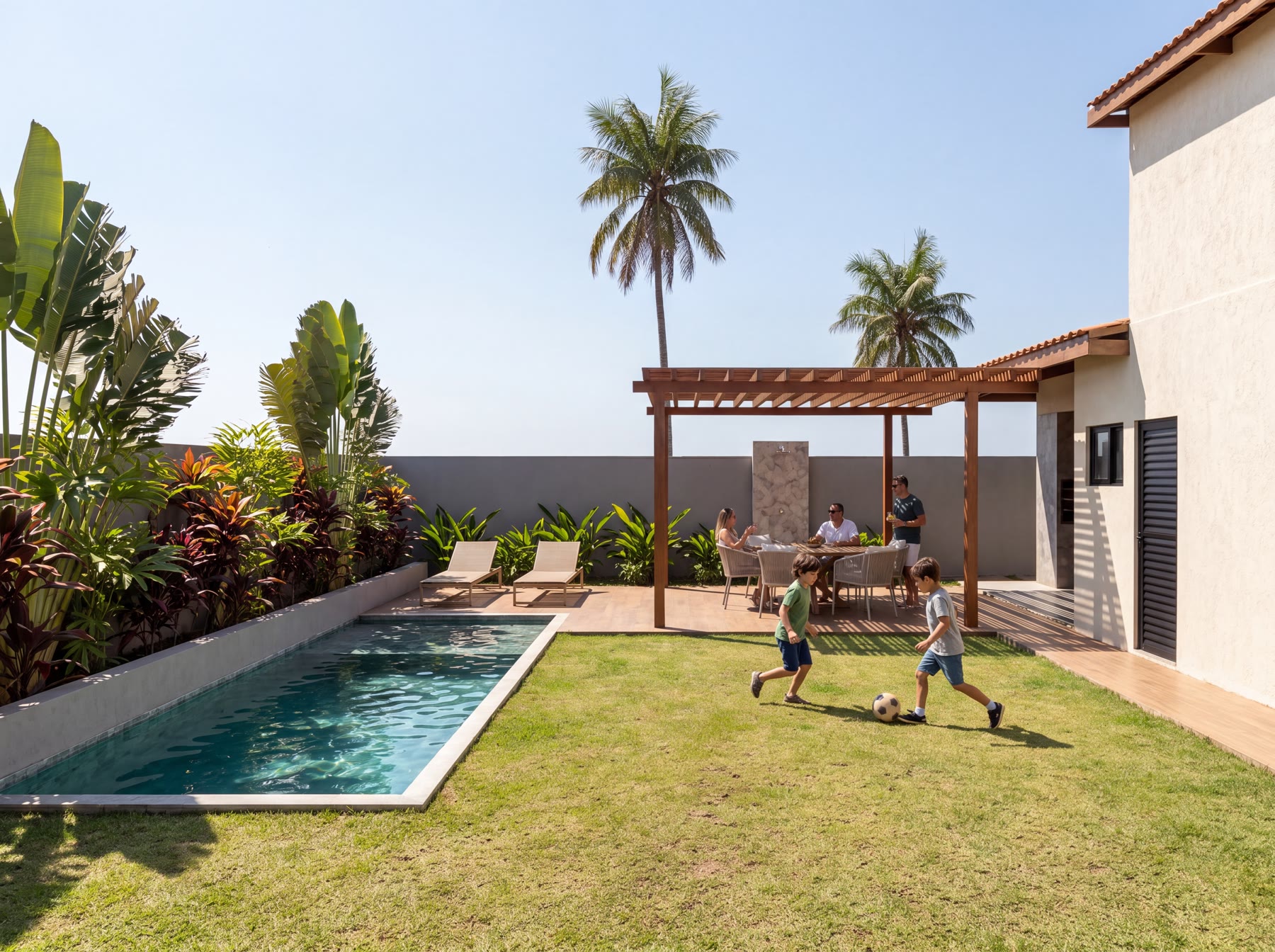 Quintal com gramado, pérgola e piscina